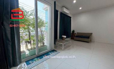 ทาวน์โฮม หมู่บ้าน เดอะ มิราเคิล กาญจนาภิเษก-เอกชัย เนื้อที่ 22.1 ตรว. ใกล้โรงเรียนสารสาสน์วิเทศน์เอกชัย ถนนเอกชัย ตำบลบางน้ำจืด อำเภอเมืองสมุทรสาคร จั