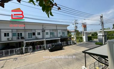 ทาวน์โฮม หมู่บ้าน เดอะ มิราเคิล กาญจนาภิเษก-เอกชัย เนื้อที่ 22.1 ตรว. ใกล้โรงเรียนสารสาสน์วิเทศน์เอกชัย ถนนเอกชัย ตำบลบางน้ำจืด อำเภอเมืองสมุทรสาคร จั