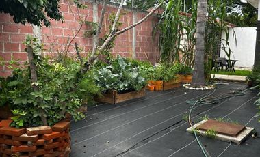 Propiedad con infraestructura ecológica + modelo de negocio operando.