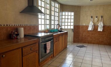 Propiedad con infraestructura ecológica + modelo de negocio operando.
