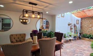 Casa Remodelada en Chía – Ubicación Privilegiada sobre Av. PradillaDescripción del Inmueble:¡Descubre tu próximo hogar en una de las zonas más estraté