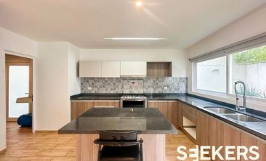 RENTA DE CASA 3 PISOS (POSIBILIDAD A 4TA), FRACCIONAMIENTO ZIBATA, CONDOMINIO FIGUE.