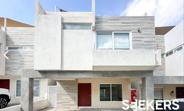 RENTA DE CASA 3 PISOS (POSIBILIDAD A 4TA), FRACCIONAMIENTO ZIBATA, CONDOMINIO FIGUE.