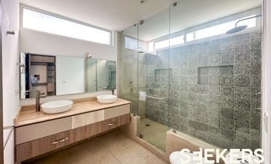 RENTA DE CASA 3 PISOS (POSIBILIDAD A 4TA), FRACCIONAMIENTO ZIBATA, CONDOMINIO FIGUE.