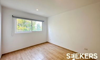 RENTA DE CASA 3 PISOS (POSIBILIDAD A 4TA), FRACCIONAMIENTO ZIBATA, CONDOMINIO FIGUE.