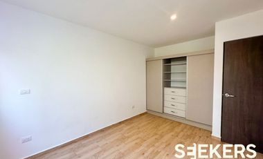 RENTA DE CASA 3 PISOS (POSIBILIDAD A 4TA), FRACCIONAMIENTO ZIBATA, CONDOMINIO FIGUE.