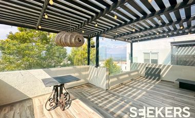 RENTA DE CASA 3 PISOS (POSIBILIDAD A 4TA), FRACCIONAMIENTO ZIBATA, CONDOMINIO FIGUE.
