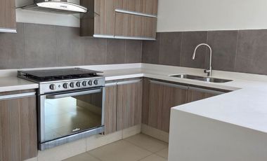 RENTA DE CASA FRACCIONAMIENTO ZIBATA CONDOMINIO ALTURIA.
