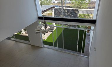 RENTA DE CASA FRACCIONAMIENTO ZIBATA CONDOMINIO ALTURIA.