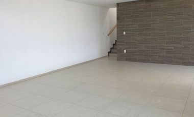 RENTA DE CASA FRACCIONAMIENTO ZIBATA CONDOMINIO ALTURIA.