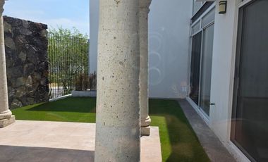RENTA DE CASA FRACCIONAMIENTO ZIBATA CONDOMINIO ALTURIA.