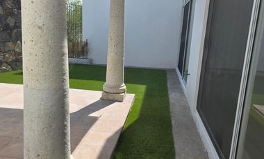 RENTA DE CASA FRACCIONAMIENTO ZIBATA CONDOMINIO ALTURIA.