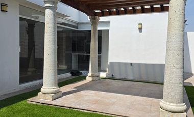RENTA DE CASA FRACCIONAMIENTO ZIBATA CONDOMINIO ALTURIA.