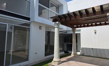RENTA DE CASA FRACCIONAMIENTO ZIBATA CONDOMINIO ALTURIA.
