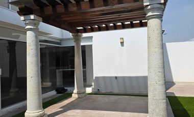 RENTA DE CASA FRACCIONAMIENTO ZIBATA CONDOMINIO ALTURIA.