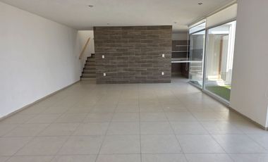 RENTA DE CASA FRACCIONAMIENTO ZIBATA CONDOMINIO ALTURIA.