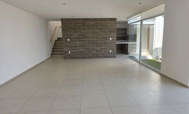 RENTA DE CASA FRACCIONAMIENTO ZIBATA CONDOMINIO ALTURIA.