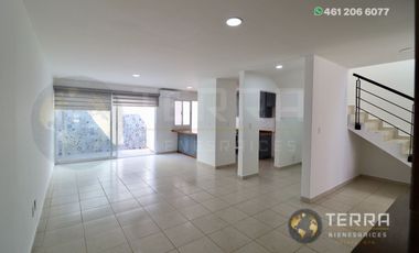 SE RENTA CASA EN PUERTA DE PIEDRA COTO 3 PASEO DE PUERTA REAL CELAYA GTO. 3 HABITACIONES 2.5 BAÑOS  – CELAY