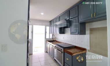 SE RENTA CASA EN PUERTA DE PIEDRA COTO 3 PASEO DE PUERTA REAL CELAYA GTO. 3 HABITACIONES 2.5 BAÑOS  – CELAY