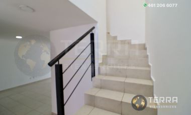 SE RENTA CASA EN PUERTA DE PIEDRA COTO 3 PASEO DE PUERTA REAL CELAYA GTO. 3 HABITACIONES 2.5 BAÑOS  – CELAY