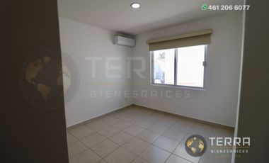 SE RENTA CASA EN PUERTA DE PIEDRA COTO 3 PASEO DE PUERTA REAL CELAYA GTO. 3 HABITACIONES 2.5 BAÑOS  – CELAY