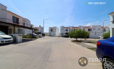 SE RENTA CASA EN PUERTA DE PIEDRA COTO 3 PASEO DE PUERTA REAL CELAYA GTO. 3 HABITACIONES 2.5 BAÑOS  – CELAY