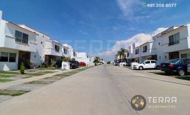 SE RENTA CASA EN PUERTA DE PIEDRA COTO 3 PASEO DE PUERTA REAL CELAYA GTO. 3 HABITACIONES 2.5 BAÑOS  – CELAY