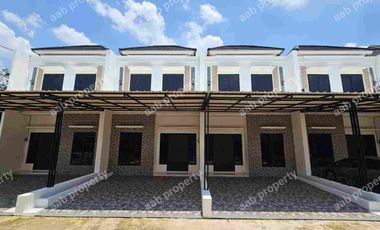1 juta langsung akad . Rumah 2 lantai , siap huni. angsuran 4 jutaan