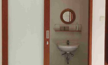 Villa 2 Kamar 1 kantor semi Furnished lokasi premium Canggu 5 menit ke Pantai berawa bebas banjir SHM