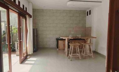 Villa 2 Kamar 1 kantor semi Furnished lokasi premium Canggu 5 menit ke Pantai berawa bebas banjir SHM
