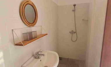 Villa 2 Kamar 1 kantor semi Furnished lokasi premium Canggu 5 menit ke Pantai berawa bebas banjir SHM