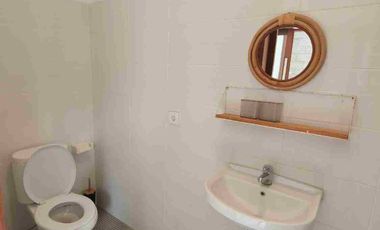 Villa 2 Kamar 1 kantor semi Furnished lokasi premium Canggu 5 menit ke Pantai berawa bebas banjir SHM