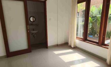Villa 2 Kamar 1 kantor semi Furnished lokasi premium Canggu 5 menit ke Pantai berawa bebas banjir SHM