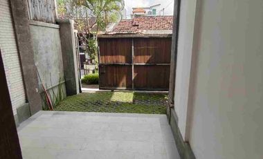 Villa 2 Kamar 1 kantor semi Furnished lokasi premium Canggu 5 menit ke Pantai berawa bebas banjir SHM