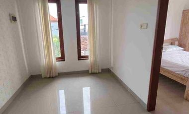 Villa 2 Kamar 1 kantor semi Furnished lokasi premium Canggu 5 menit ke Pantai berawa bebas banjir SHM