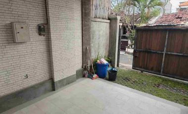 Villa 2 Kamar 1 kantor semi Furnished lokasi premium Canggu 5 menit ke Pantai berawa bebas banjir SHM