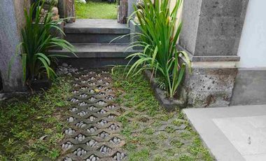Villa 2 Kamar 1 kantor semi Furnished lokasi premium Canggu 5 menit ke Pantai berawa bebas banjir SHM