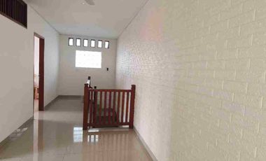 Villa 2 Kamar 1 kantor semi Furnished lokasi premium Canggu 5 menit ke Pantai berawa bebas banjir SHM