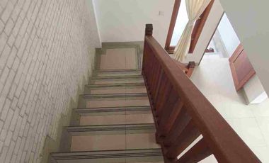 Villa 2 Kamar 1 kantor semi Furnished lokasi premium Canggu 5 menit ke Pantai berawa bebas banjir SHM