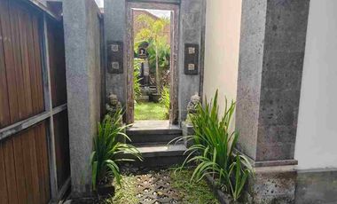 Villa 2 Kamar 1 kantor semi Furnished lokasi premium Canggu 5 menit ke Pantai berawa bebas banjir SHM