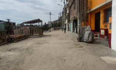 EN VENTA CASA DE 3 PISOS UBICADO FRENTE A LA AV. AGUSTIN LA ROSA LOZANO Y AV. ALFREDO BAMBARÉN- SJM