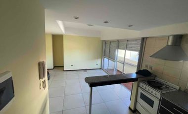 departamento dos ambientes con balcón primer piso por escalera Barrio San Carlos