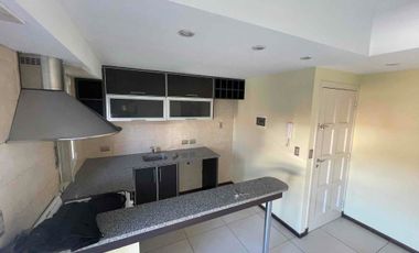 departamento dos ambientes con balcón primer piso por escalera Barrio San Carlos