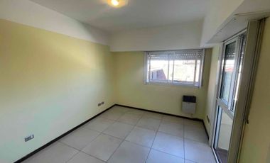 departamento dos ambientes con balcón primer piso por escalera Barrio San Carlos