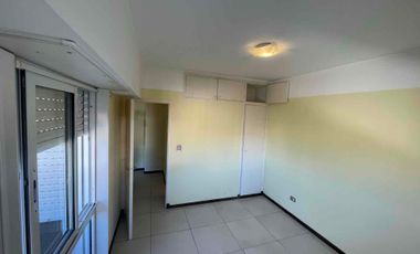 departamento dos ambientes con balcón primer piso por escalera Barrio San Carlos