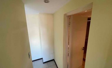 departamento dos ambientes con balcón primer piso por escalera Barrio San Carlos
