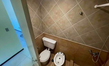 departamento dos ambientes con balcón primer piso por escalera Barrio San Carlos