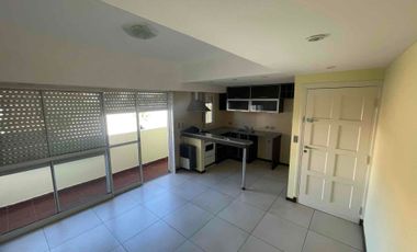 departamento dos ambientes con balcón primer piso por escalera Barrio San Carlos