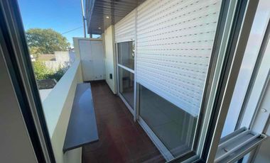 departamento dos ambientes con balcón primer piso por escalera Barrio San Carlos