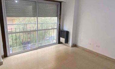departamento dos ambientes a la calle con balcón francés